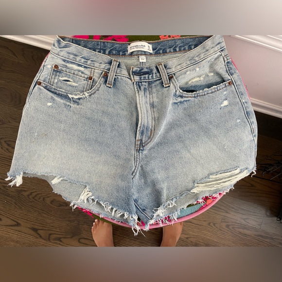 Abercrombie Curve Love size 29 women’s shorts small stain on right leg as shown - Picture 1 of 3